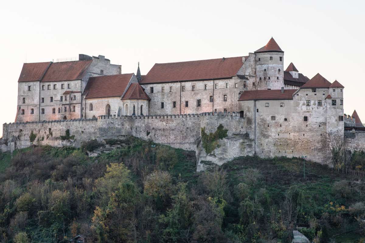 A Fővár – A várkomplexum hat udvarból áll, amelyek füzérszerűen követik egymást a hegygerinc mentén