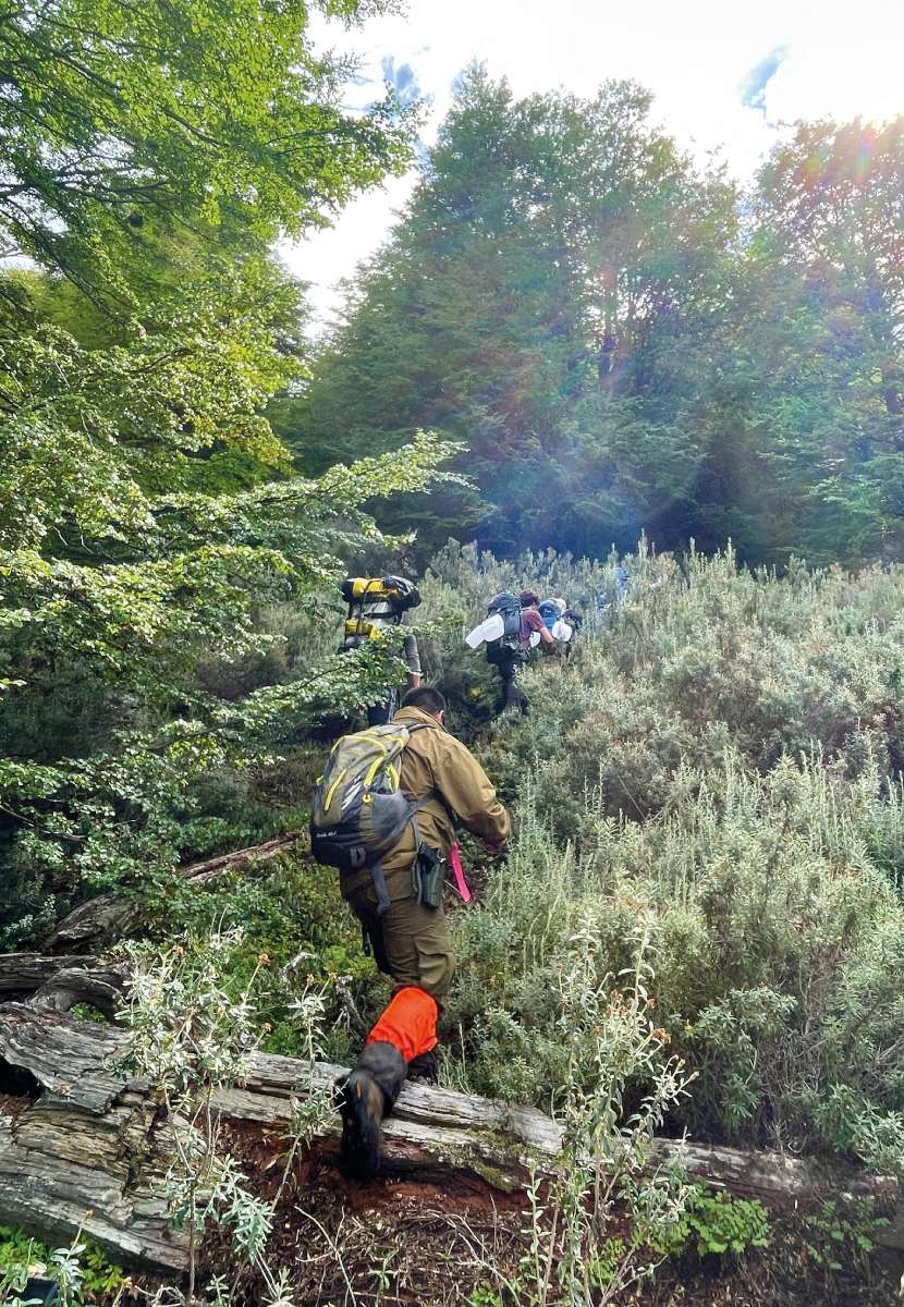 Fegyveres kíséret – Útkeresés a feljutáshoz. Az ekkor kijelölt nyomvonalat használjuk napokig a fel-le menet során. A természet azonban bámulatosan eltünteti a taposott ösvénykezdeményt. A GPS-használat nem haszontalan Fotó: Nagy Balázs