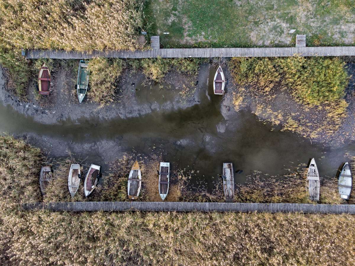 Szárazra került csónakkikötő a Velencei-tavon – A vízhiány miatt a nyaralók lehetőségei is beszűkülnek Fotó: Jakab Gusztáv