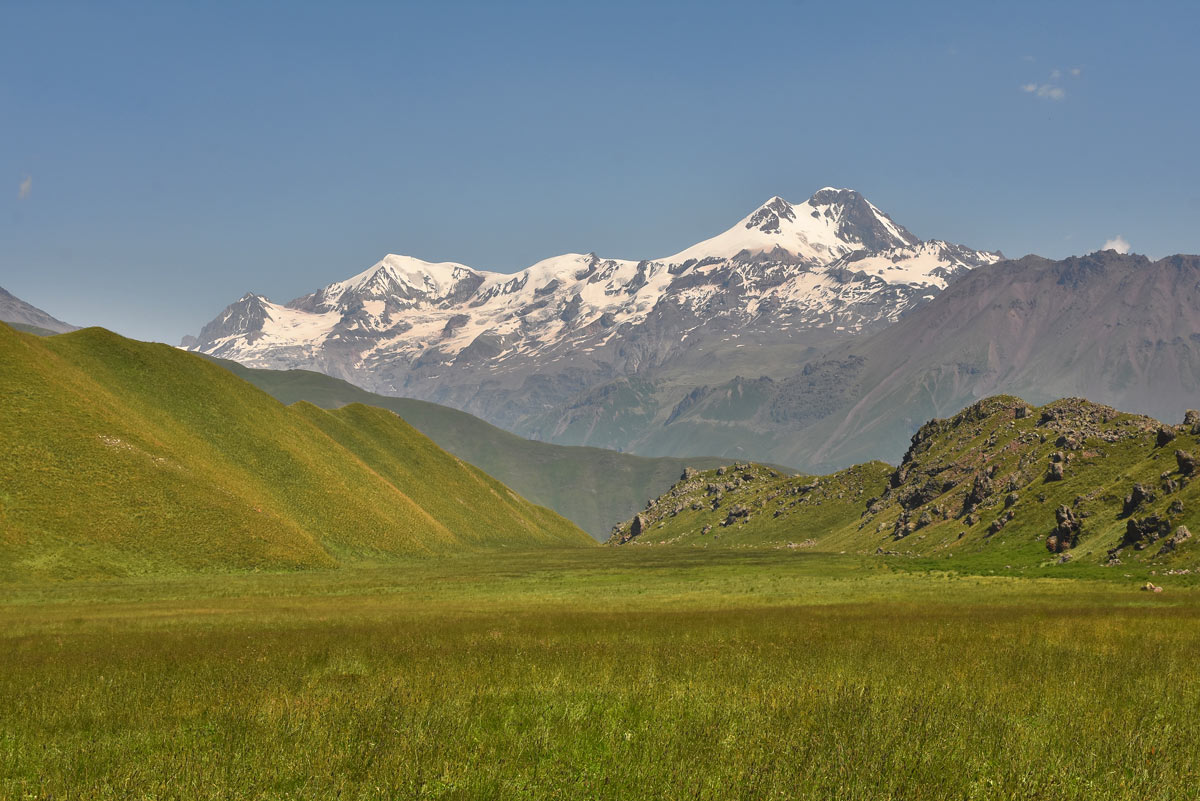 A Kazbegi hófödte vulkáni kúpja uralkodik a táj felett – Itt épp dél felől, a Khorisari irányából láthatjuk Fotó: Telbisz Tamás